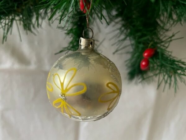 Oude antieke kerstbal van dun geblazen glas in zilver en geel midden 1900 - Afbeelding 3