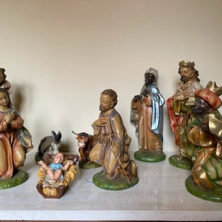 Antieke kerstgroep met tot 28 cm. hoge figuren van papier mache Italy 1e helft 1900 en als nieuw