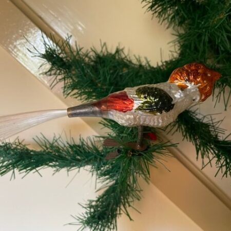 Antieke Kerst vogel van vliesdun geblazen glas een papagaai of parkiet in rood, groen, oranje op 2 poten en veren op klem begin 1900