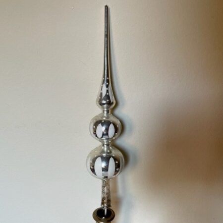 Antieke piek van dun geblazen glas met 2 bollen in zilver en decoratie in wit 1e helft 1900
