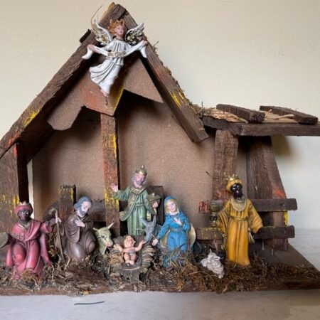 Oude antieke kerststal met strodak en 10 beelden van early plastic midden 1900
