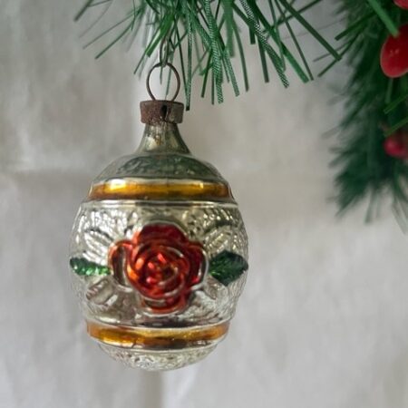 Antieke kerstbal van dun geblazen glas een tonnetje met rozen in rood, groen en geel 1e kwart 1900