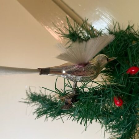 Antieke oude kerstvogel op 1 poot van dun geblazen glas in zilver met vleugels en staart 1e helft 1900