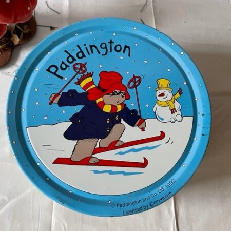 Vintage blik beer Paddington in de sneeuw voor de Kerst kransjes jaren 1990