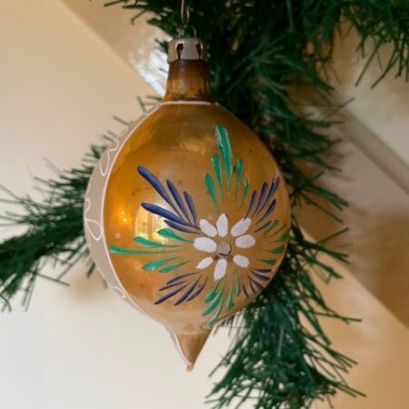Antieke druppel kerstbal van dun doorschijnend geblazen glas met bloemen 1e kwart 1900
