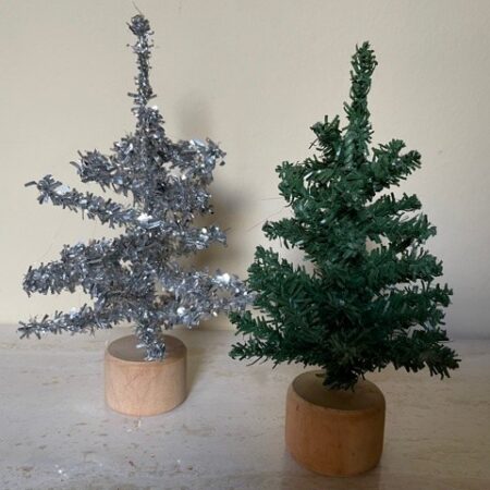 Oud, antiek mini boompje voor kerst tafereel of poppenhuis