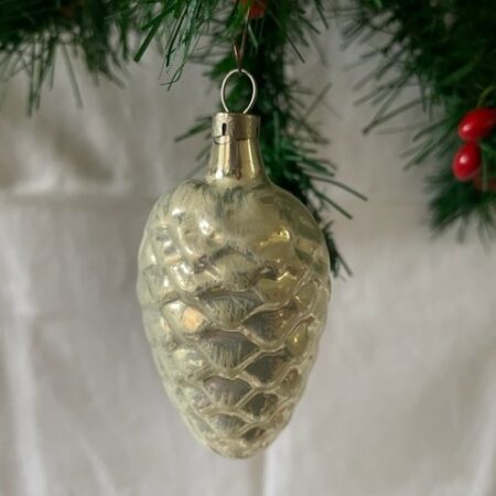 Antieke oude kerstbal een dennenappel van dun geblazen glas in zilver midden 1900
