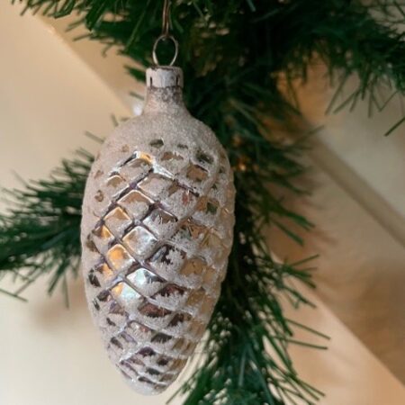 Antieke oude dennenappel van dun geblazen glas in zilver en sneeuw 1e kwart 1900
