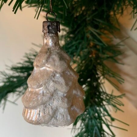 Antieke oude kerstboom of dennenboom van dun geblazen glas in zilver midden 1900