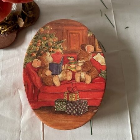 Oude papieren ovale kerstdoos met lieflijke voorstelling van Kerst vierende muizen in rood en groen jaren 1970