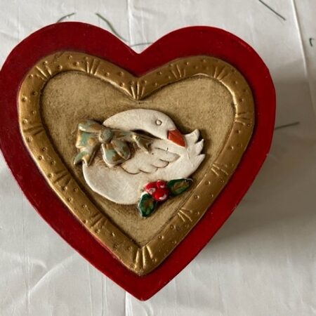 Kerstdoos een hart van karton en papier mache met gans in rood en groen laatste kwart 1900