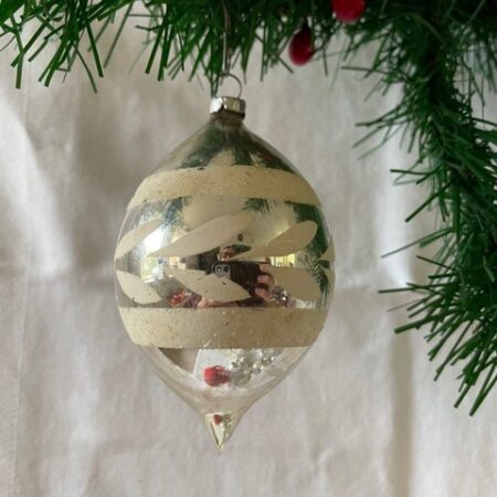 Antieke oude kerstbal een dikke druppel van dun geblazen glas in zilver en wit 1e helft 1900