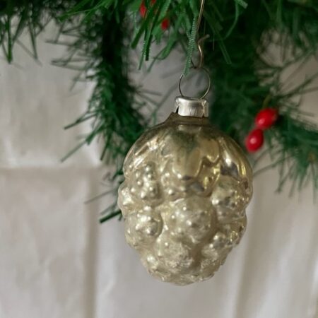 Antieke oude kerstbal een framboos van dun geblazen glas in zilver begin 1900