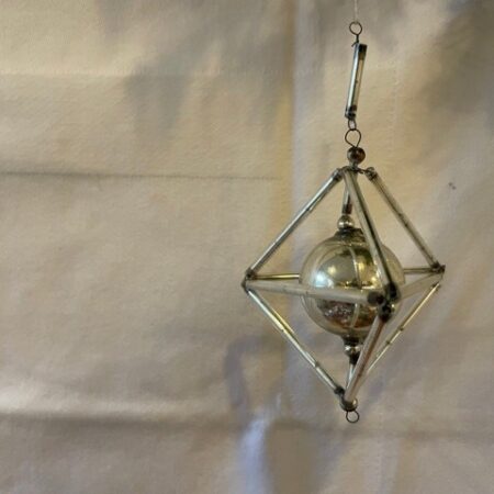 Gablonzer driehoek met bal in het midden van dun geblazen glas in zilver 1e helft 1900