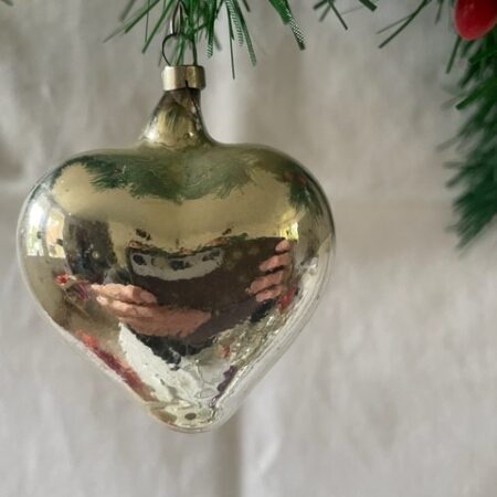 Oude antieke kerstbal een hart van dun geblazen glas in zilver midden 1900