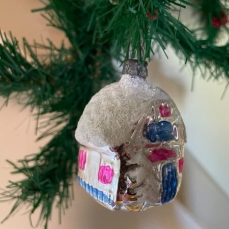 Antieke oude kerstbal een huis van dun geblazen glas in roze en blauw midden 1900