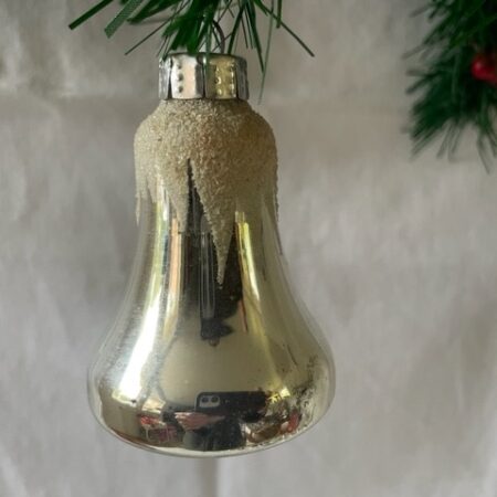 Oude Kerst klok van dun geblazen glas in zilver midden 1900