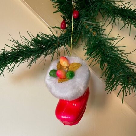 Oude retro laars een candy container met fruit voor in de kerstboom 1950-1960