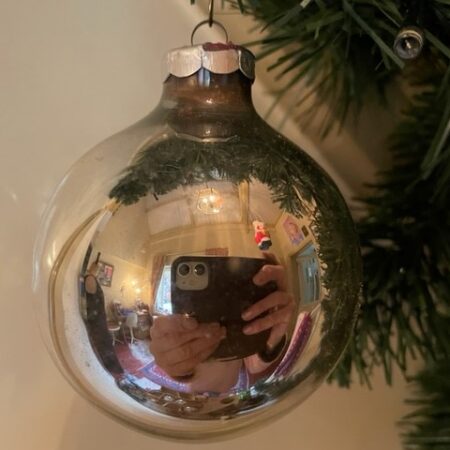 Oude flinke kerstbal van dun geblazen glas in zilver midden 1900