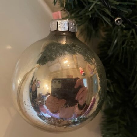 Oude antieke, flinke kerstbal van geblazen glas in zilver midden 1900
