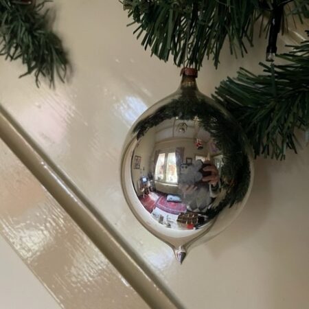 Antieke kerstbal een dikke druppel van dun geblazen glas in zilver 1e kwart 1900