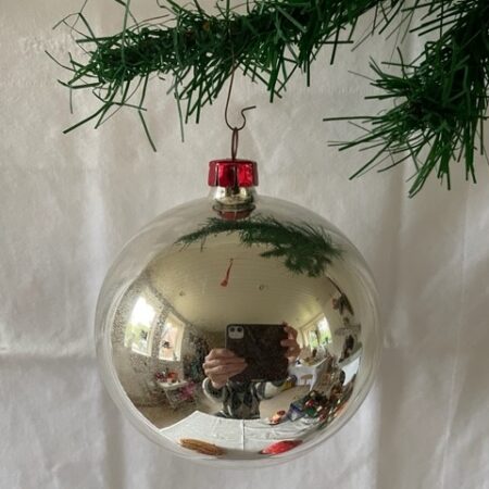 Oude antieke giga kerstbal van dun geblazen glas in zilver midden 1900