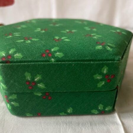 Kerstdoos hexagonaal met groen en rode kerststof bekleed