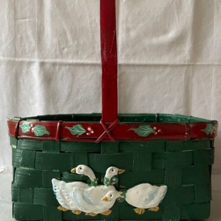 Flinke oude vintage Kerstmand van riet in rood en groen met ganzen jaren 1980
