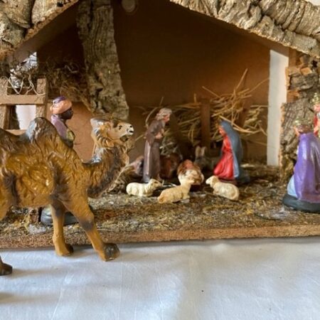 Oude antieke kerststal met Marolin kerstgroep,  figuren van papier mache midden 1900