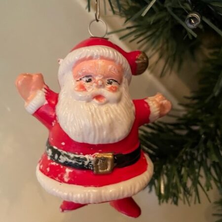 Retro, vrolijke oude Kerstman van dun plastics uit de jaren 1940-1950