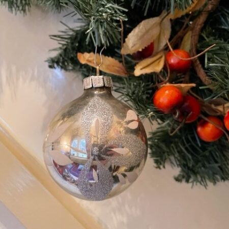 Oude antieke kerstbal van dun geblazen glas in zilver met florale decoratie midden 1900