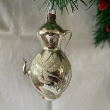 Antieke, bijzondere kerstbal een grote koffiepot van dun geblazen glas in zilver 1e kwart 1900