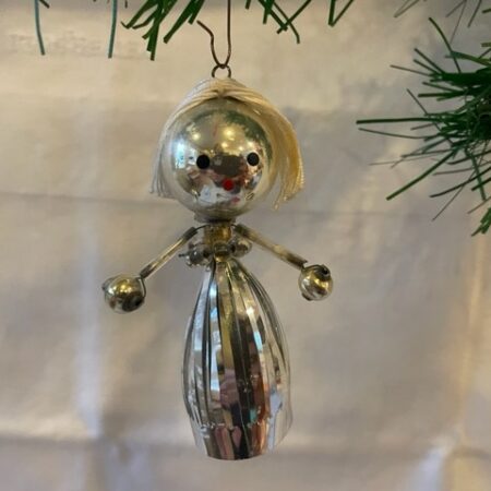 Meisje in zilver uit Gablonz met haar van touw 1e helft 1900
