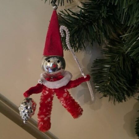 Grote kerstman uit Gablonz van rood en wit chenille met staf en zak van dun geblazen glas in zilver