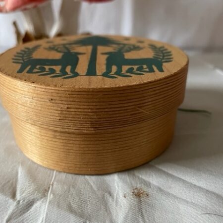 Oud klein spanen Kerst doosje met herten in naturel en groen