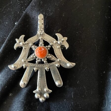 Hamsa of hand van Fatima, handgesmede zilveren broche met oog van roos gesneden bloedkoraal