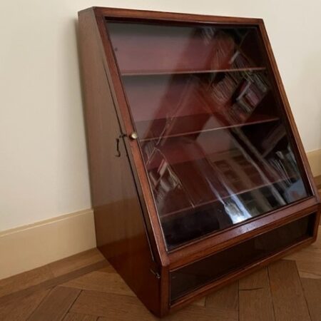 Antieke mahoniehouten toonbank vitrine trapeze model met antiek glas