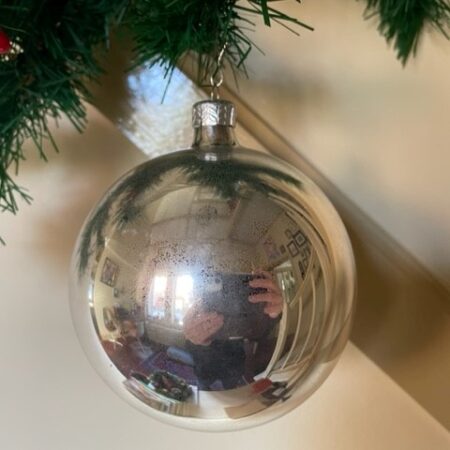 Oude antieke giga, 11 cm. grote kerstbal van dun geblazen glas in zilver midden 1900