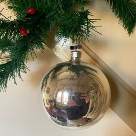 Antieke oude grote kerstbal van dun geblazen glas in zilver(zw) 1e helft 1900