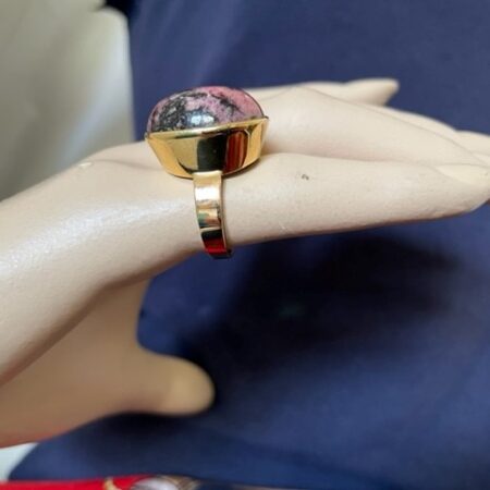 Geelgouden ring 14 kt. met cabuchon rhodoniet