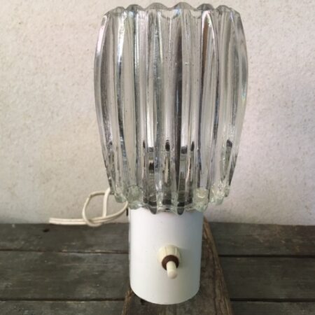 Art-deco wandlamp met kap van dik glas en metalen armatuur