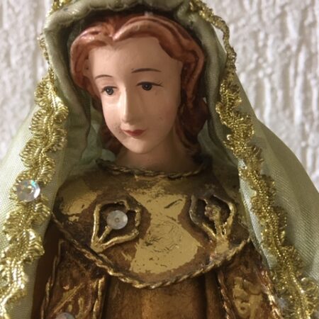 Oud en bijzonder beeld maagd Maria met kindje Jezus van composiet, metaal en stof handwerk uit de sixty's