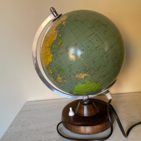 Staatkundige globe van Räth met houten voet en verlichting 1983