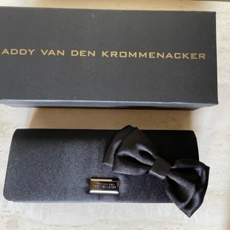 Satijnen clutch met strik en ketting in doos van Addy van den Krommenacker