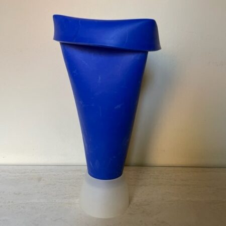 "Amazing vase" in kobalt blauw rubber ontwerp van Johan Bakermans jaren 1990