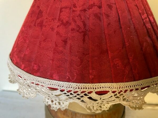Oud, antiek stel handgemaakte lampenkappen van rood brokaat met handgehaakte randen - Afbeelding 6
