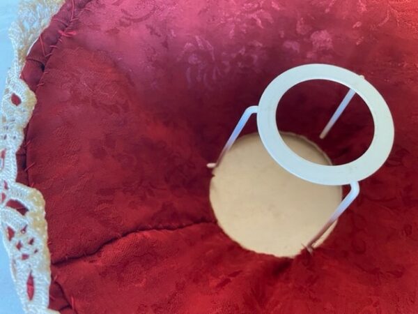 Oud, antiek stel handgemaakte lampenkappen van rood brokaat met handgehaakte randen - Afbeelding 7