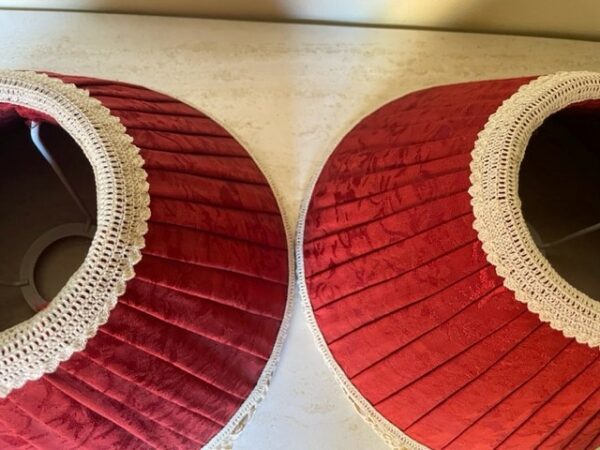 Oud, antiek stel handgemaakte lampenkappen van rood brokaat met handgehaakte randen - Afbeelding 5