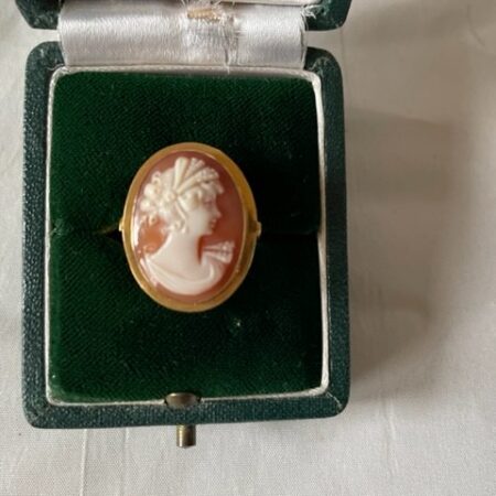 18 kt. geelgouden ring met camee vrouwenkopje Napels jaren 1970