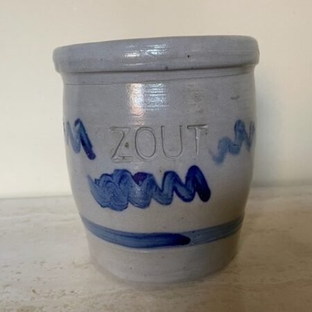 Keulse zoutpot met tekst "ZOUT" en hangoog uit het begin van de vorige eeuw.